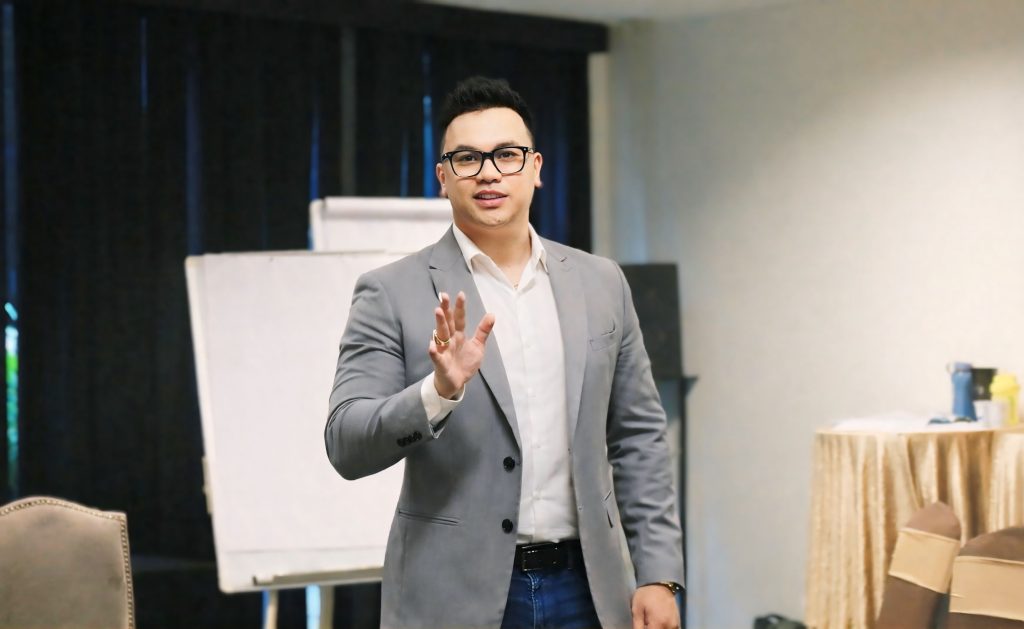 Người bước ra khỏi vùng an toàn để mang ngọn lửa chuyển hoá quay trở lại